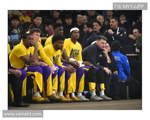 开拓者与鹈鹕激战正酣比分悬念不断引发球迷热议